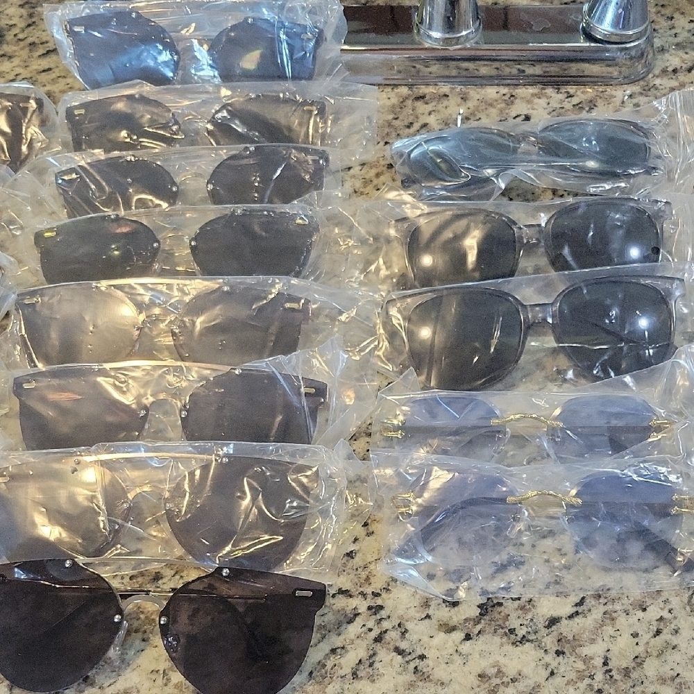Lot Of 50 Elegant Black and Gold Women's Sunglasses - Picture 3 of 4